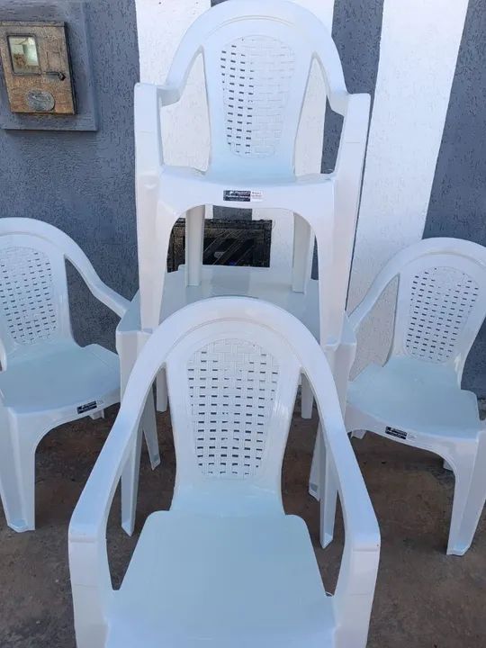 Conjunto de 4 Cadeiras e Mesas de plástico forte e resistente. - Foto 2