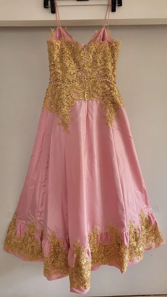 Vestido de festa rosa com renda dourada e pedraria - Foto 3