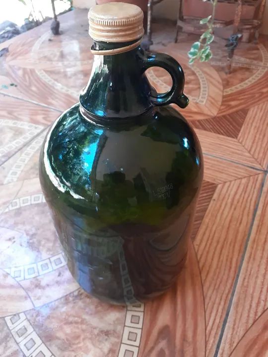 Garrafa de vidro verde vintage