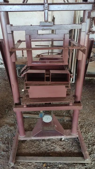 Maquina de fazer blocos de concreto (Valor para desocupar espaço ) Troco... - Foto 4