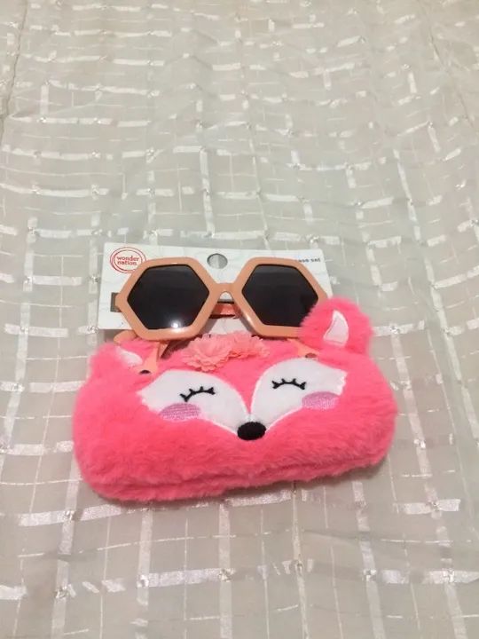 Bolsa infantil  na forma de uma raposa com óculos de sol 