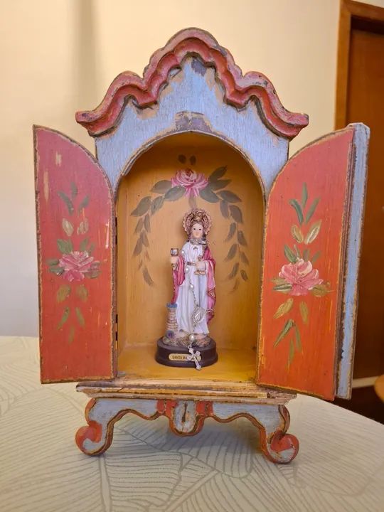 Oratório artesanal típico mineiro no estilo barroco com portas que abrem a fecham - Foto 3