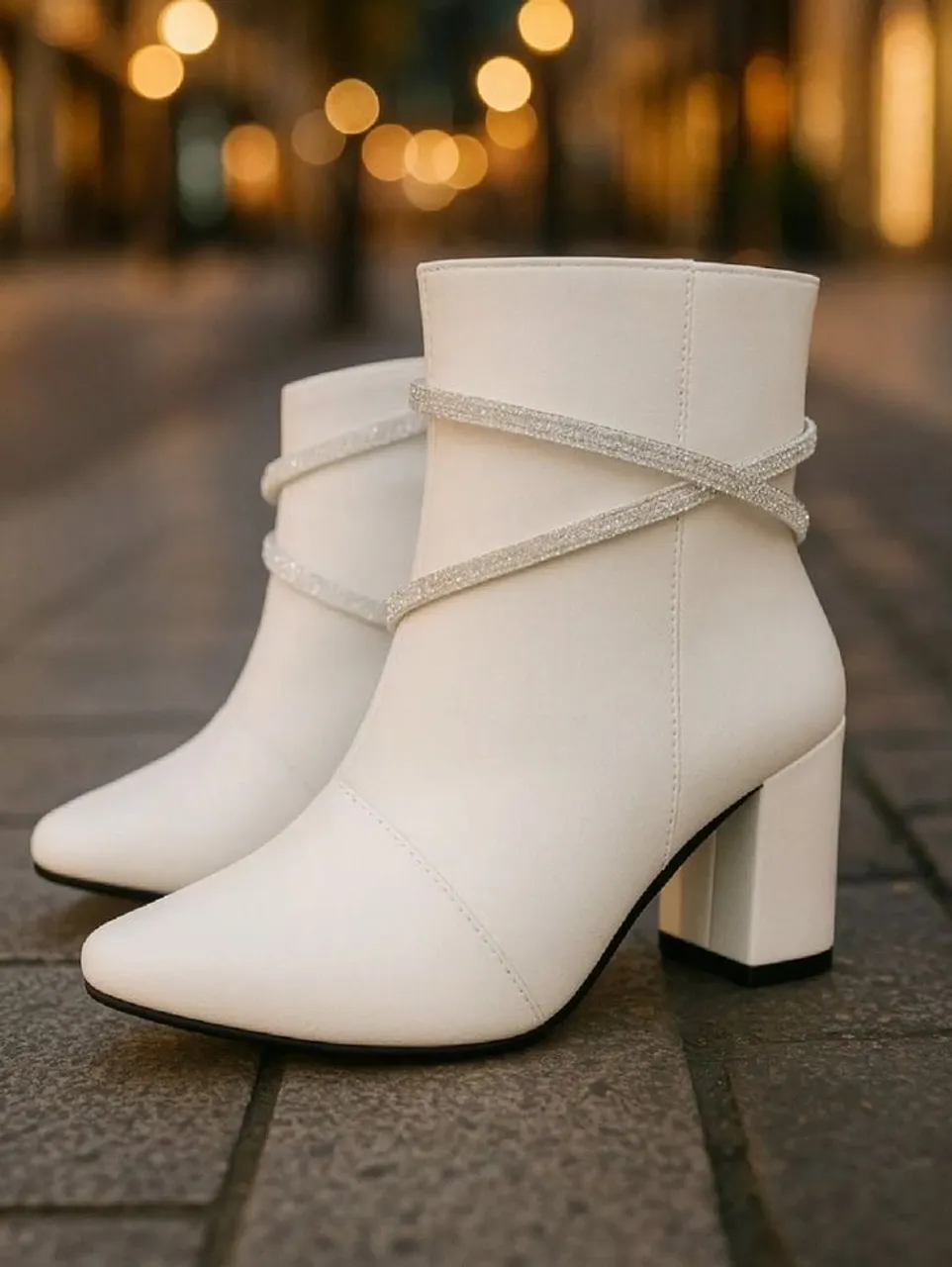 Bota branca com detalhes em brilho