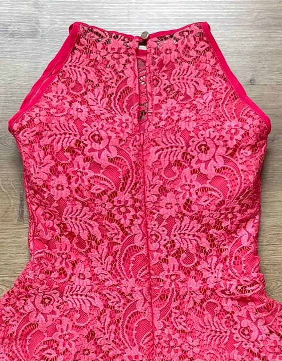 Vestido festa P / PP curto todo em renda  cor cereja / coral, da marca Etrange - Foto 5