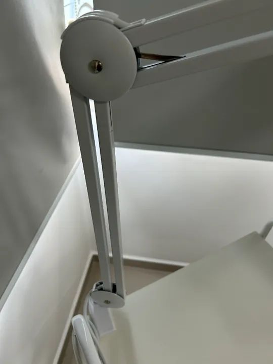 Lupa articulada com apoio para mesa - Foto 2
