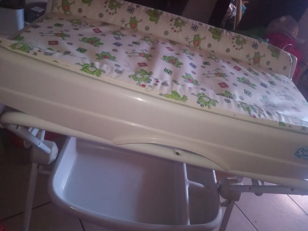 Trocador de bebê com banheira