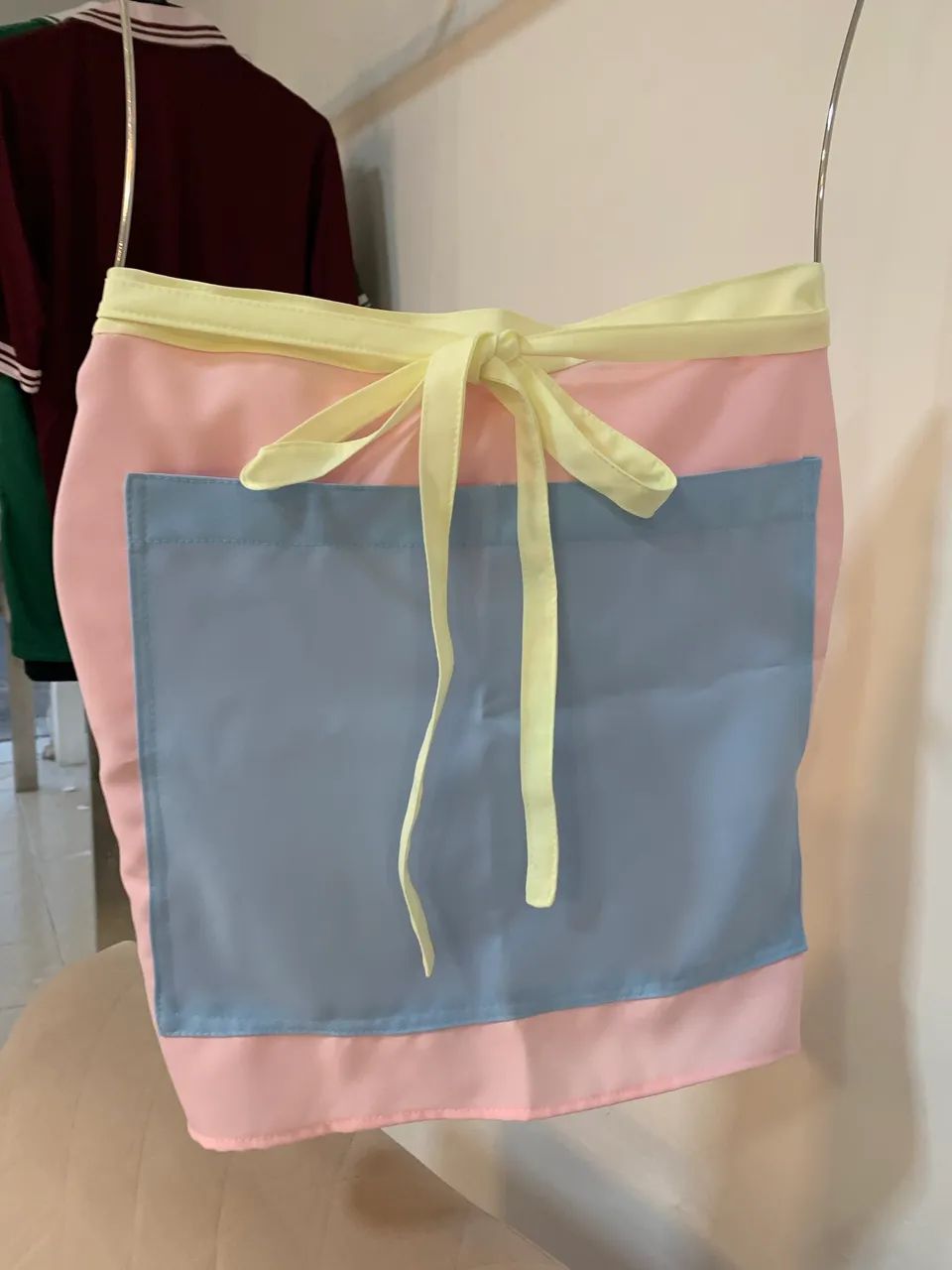 Avental colorido rosa, azul e amarelo com bolso