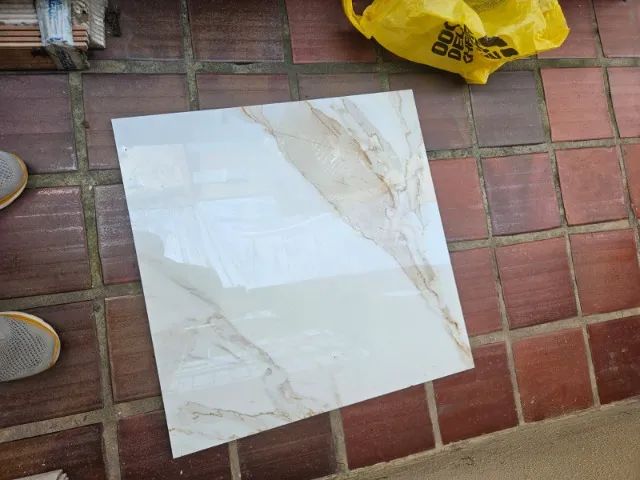 16m² pisos de porcelanato 55x55 + 5m² pisos de porcelanato 60x60 + 2,5 caixas de listelo - Foto 2