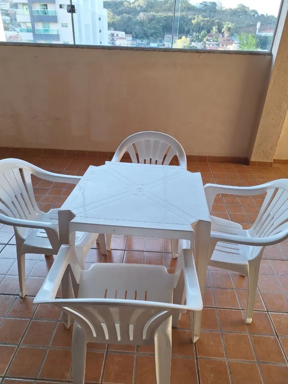 Jogo de 1 mesa + 4 cadeiras de plástico - Foto 2