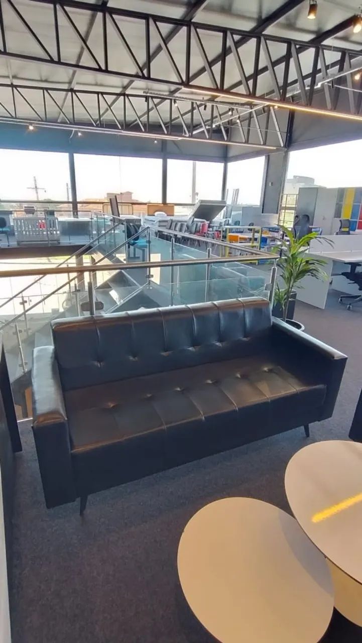 Sofa Vitrola em Couro Preto - em 3 Tamanhos