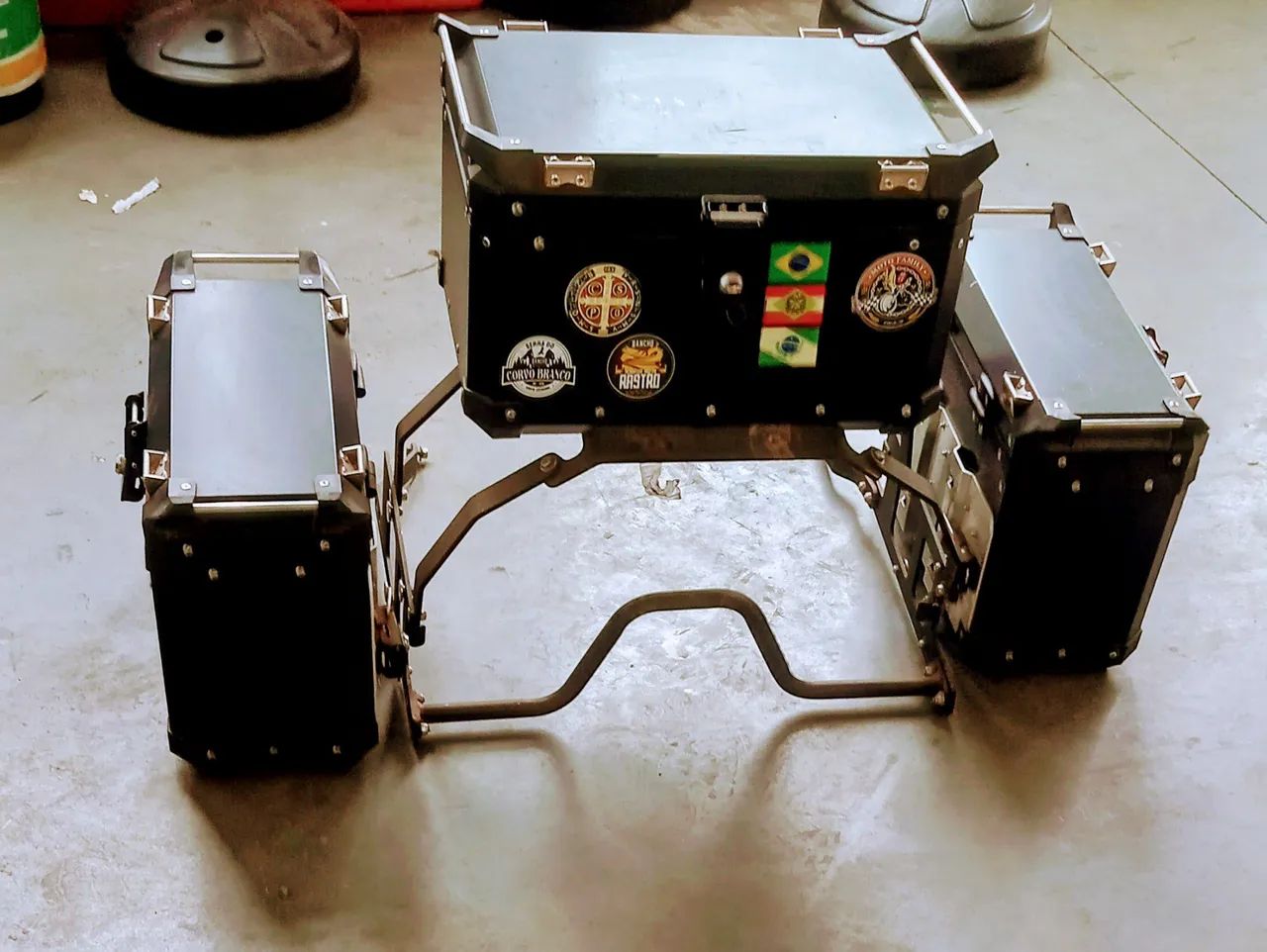 Baús laterais e top case para moto