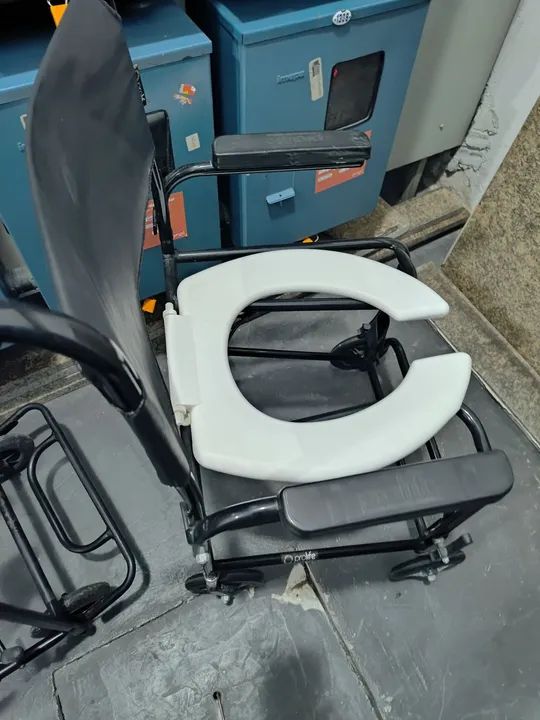 Vendo duas cadeiras higiênica e um par de muletas  - Foto 4