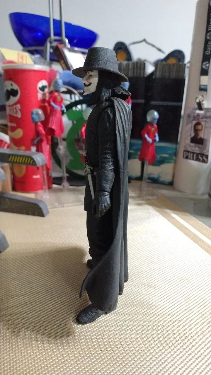 BONECO V DE VINGANÇA NECA V FOR VENDETTA compatível MCFARLANE DC UNIVERSE MULTIVERSE - Foto 2