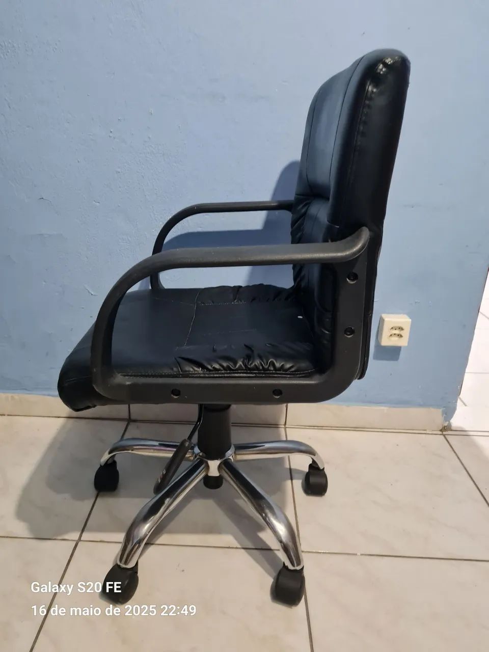 Cadeira de Escritório Giratória com Rodinhas ( leiam o final do anúncio...) - Foto 4