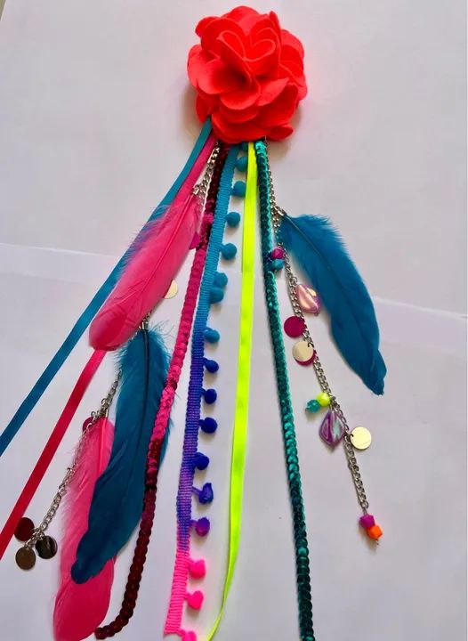 Acessório de cabelo com plumas e flores, adereço de carnaval 2025 - Foto 4