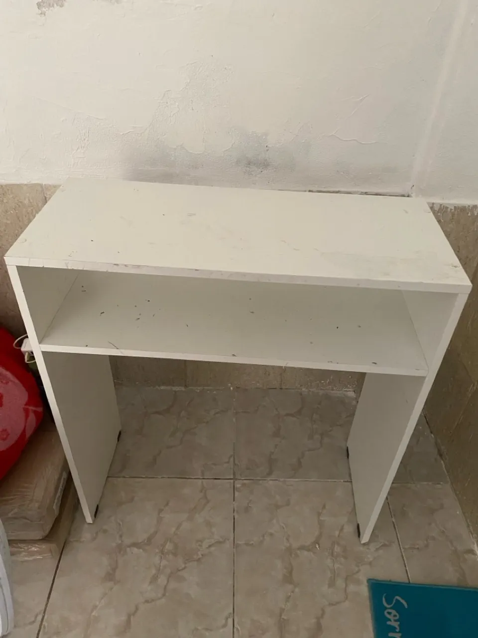 Mesa branca com prateleira