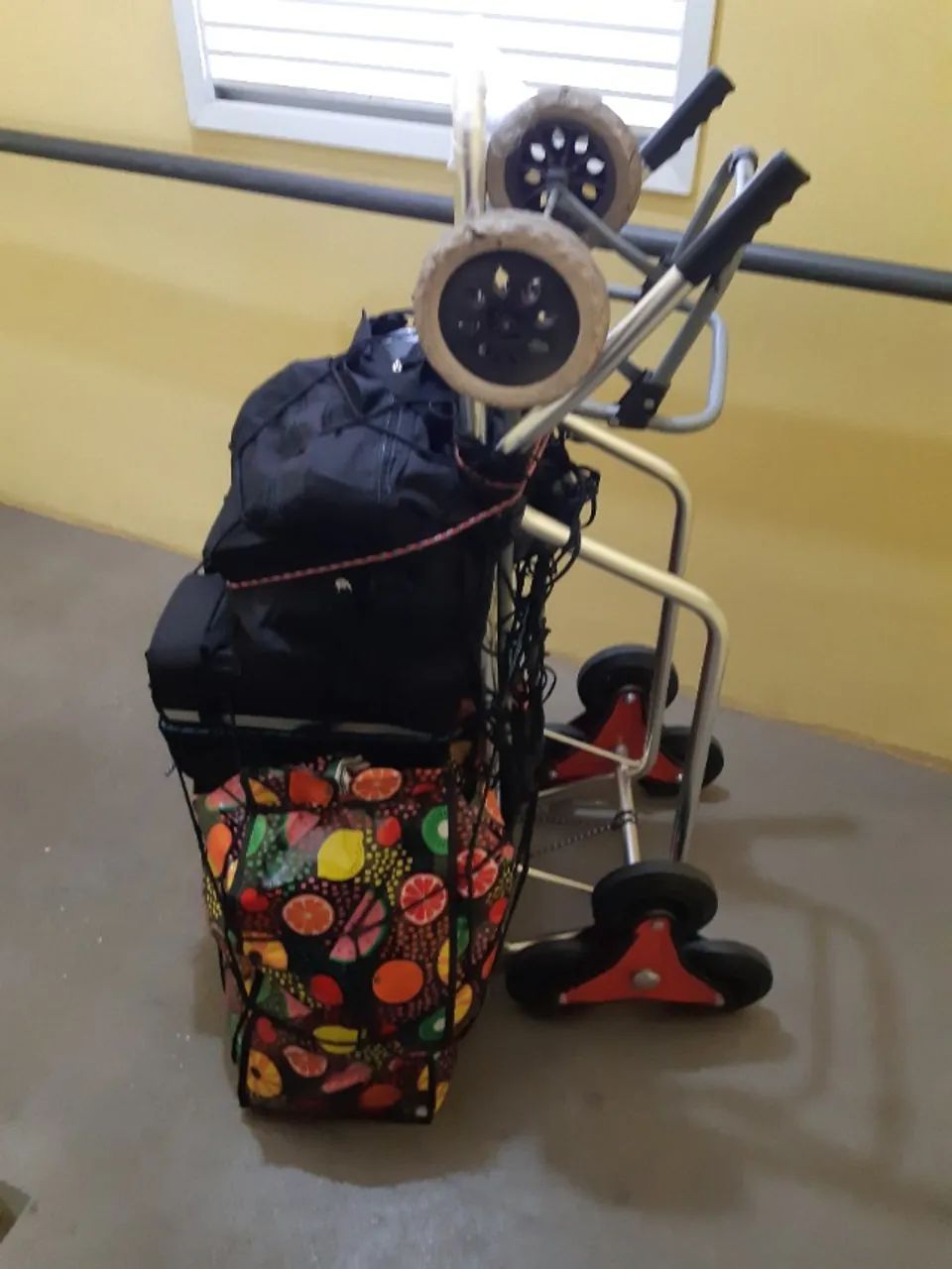 Carrinho de carga com roda tripla para escada - Foto 5