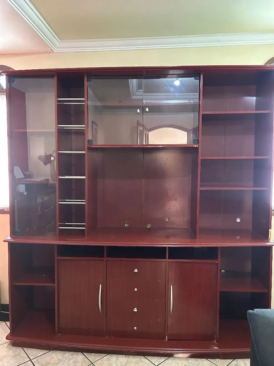 Vende-se uma estante