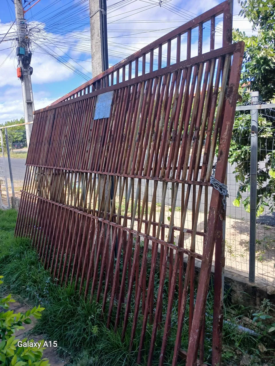 Portão de ferro para área externa