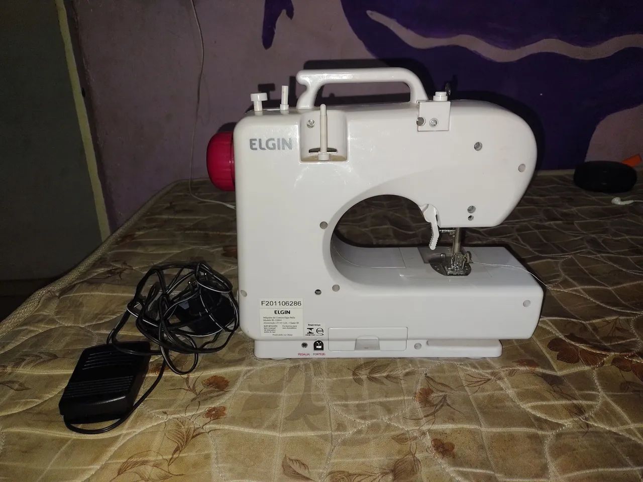 Uma linda máquina de costura nova portátil  - Foto 4