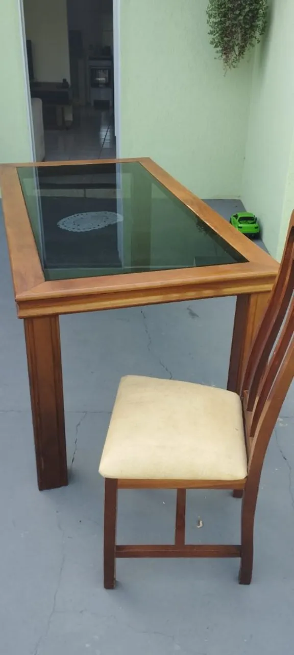 Mesa de jantar com tampo de vidro e 8 cadeiras