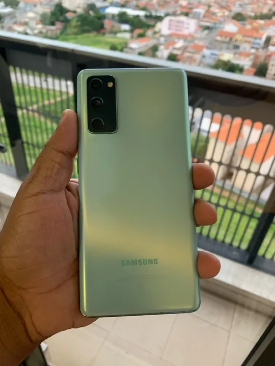 Samsung Galaxy S20 FE 5G - Verde - pequeno detalhe