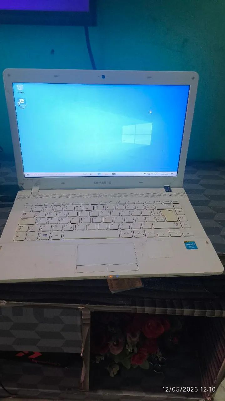 Notebook Samsung já formatado segura a bateria  - Foto 3