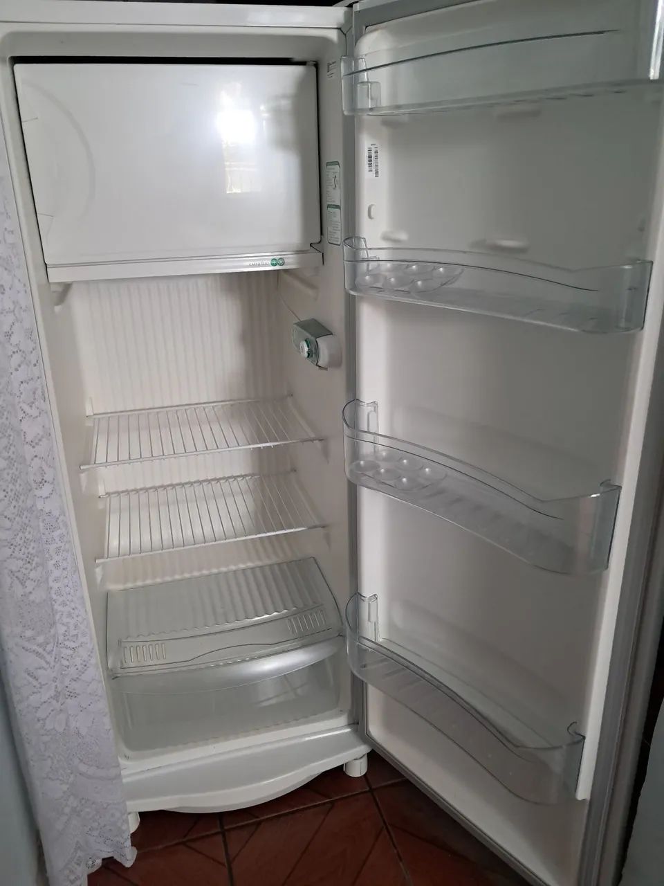 Geladeira moderna e eficiente para conseva seus alimentos .