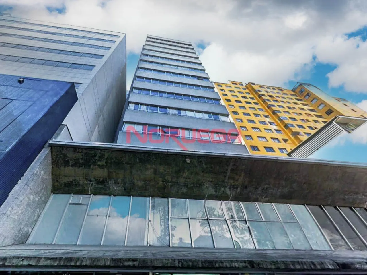 Sala Comercial para Locação no Centro de Curitiba-PR: 1 Sala, 2 Banheiros, 54m² de Área. V