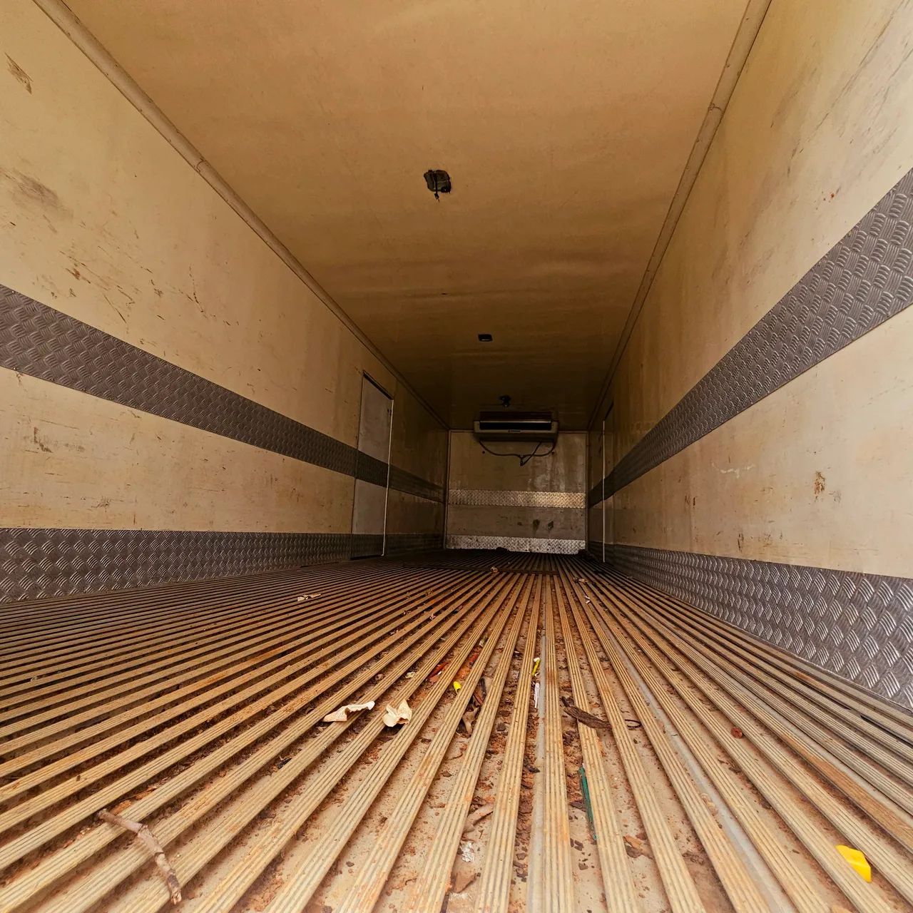 Caminhão 24.250  (2009) com baú de  refrigerado  - Foto 10