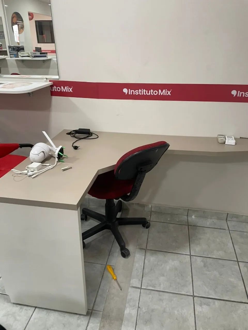 Escrivaninha sofisticada; e Bancada em MDF