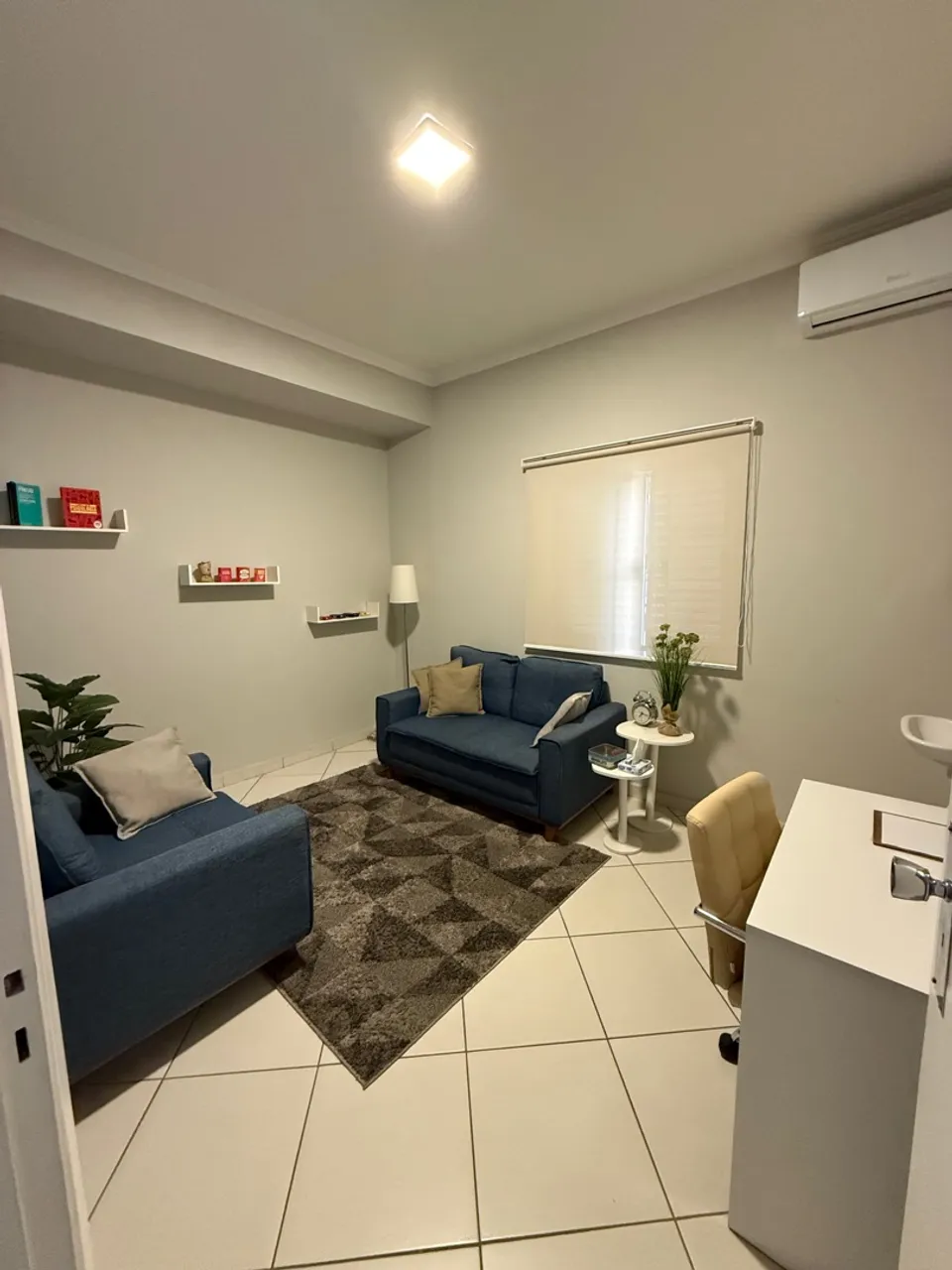 Aluga-se sala comercial em clínica