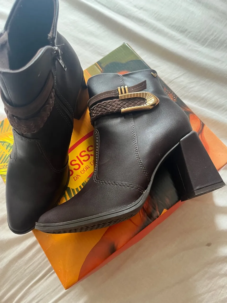 Bota Feminina Marrom com Detalhes