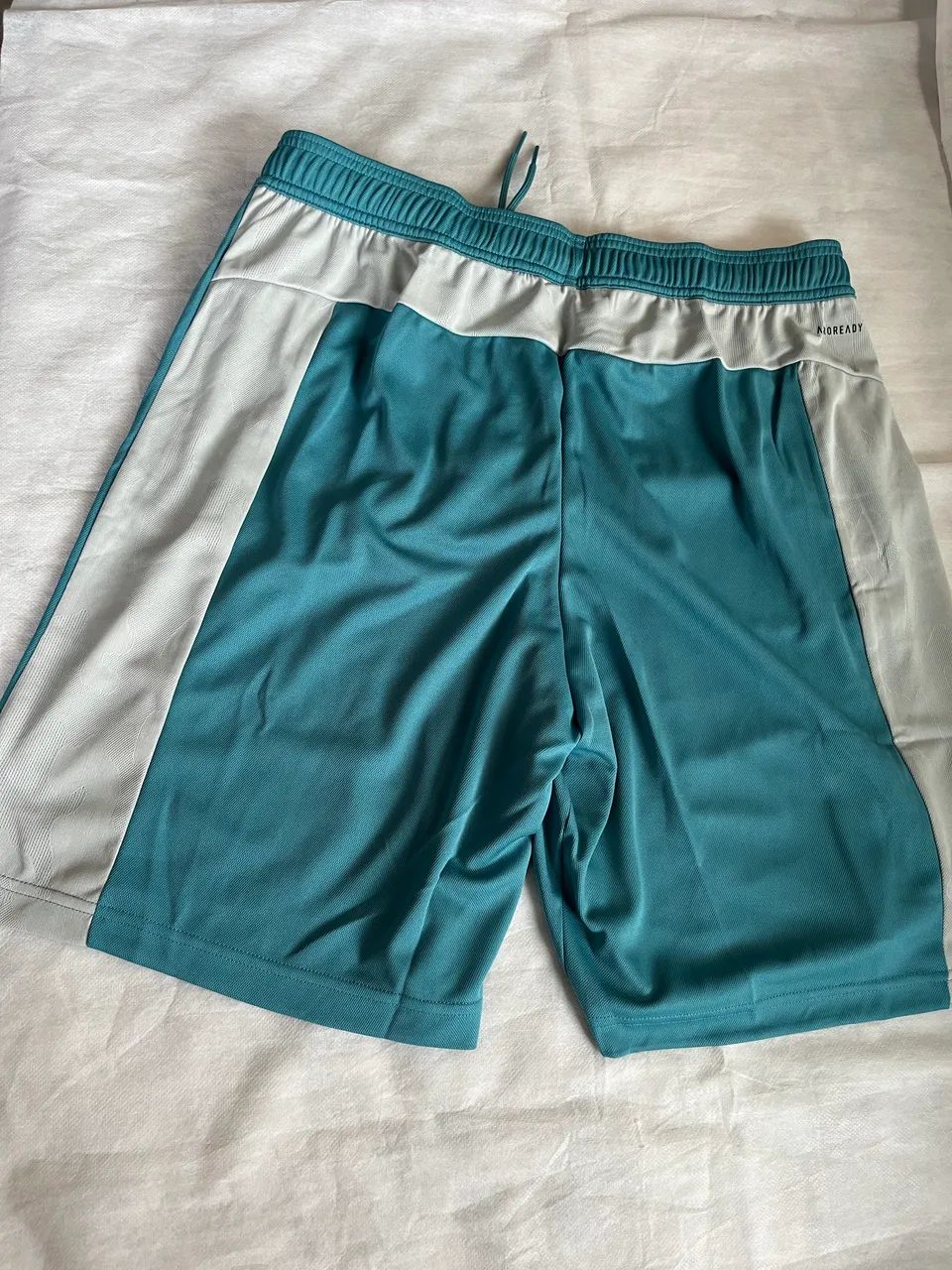 Shorts Adidas Novo e Original - P  - Foto 4
