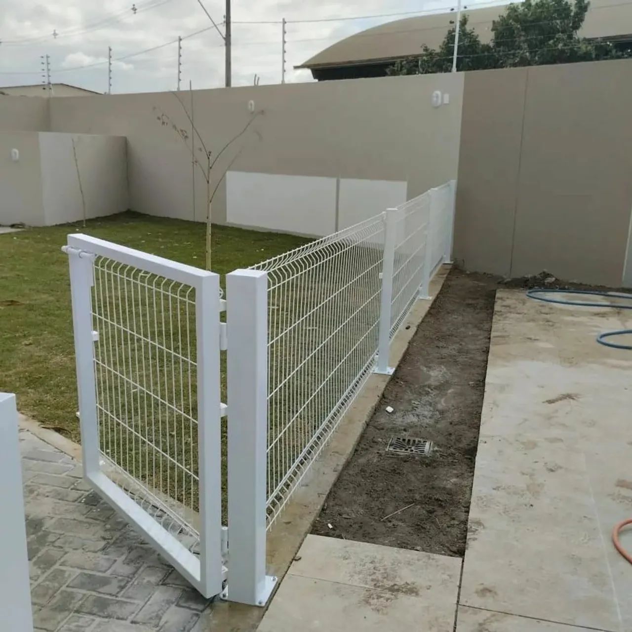 Portão pivotante com ferrolho / Portão deslizante com trilho e roldanas  - Foto 6