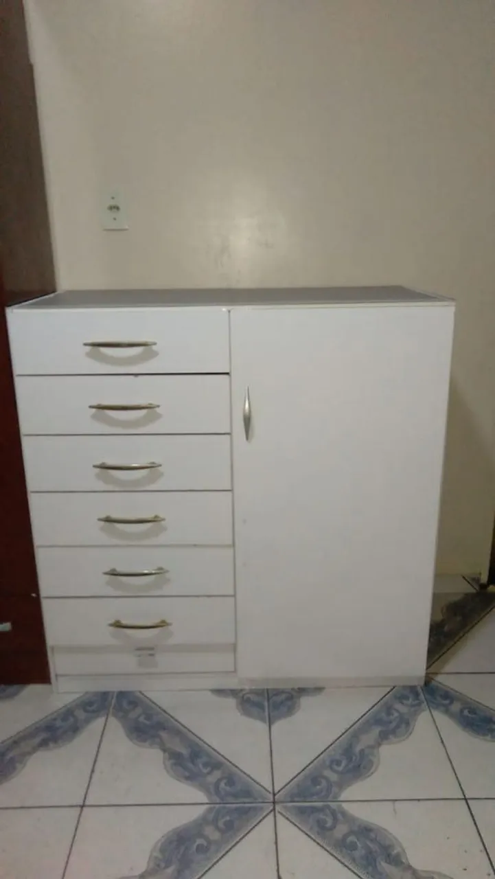 Armário branco com gavetas