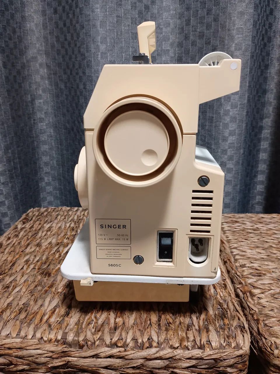 Máquina de Costura Singer - Funcionando Perfeitamente - Foto 2