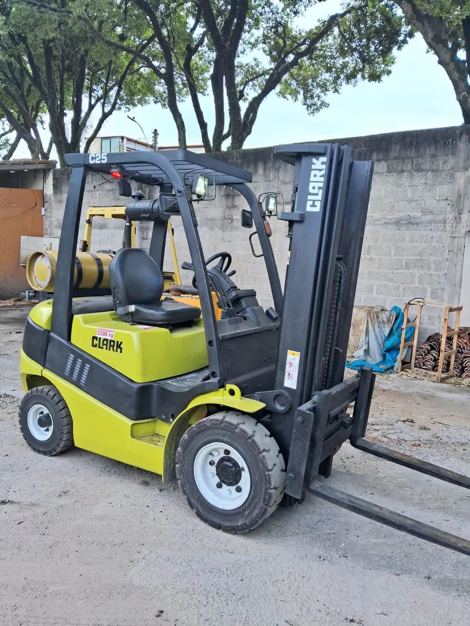 Empilhadeira Clark 2,5 T