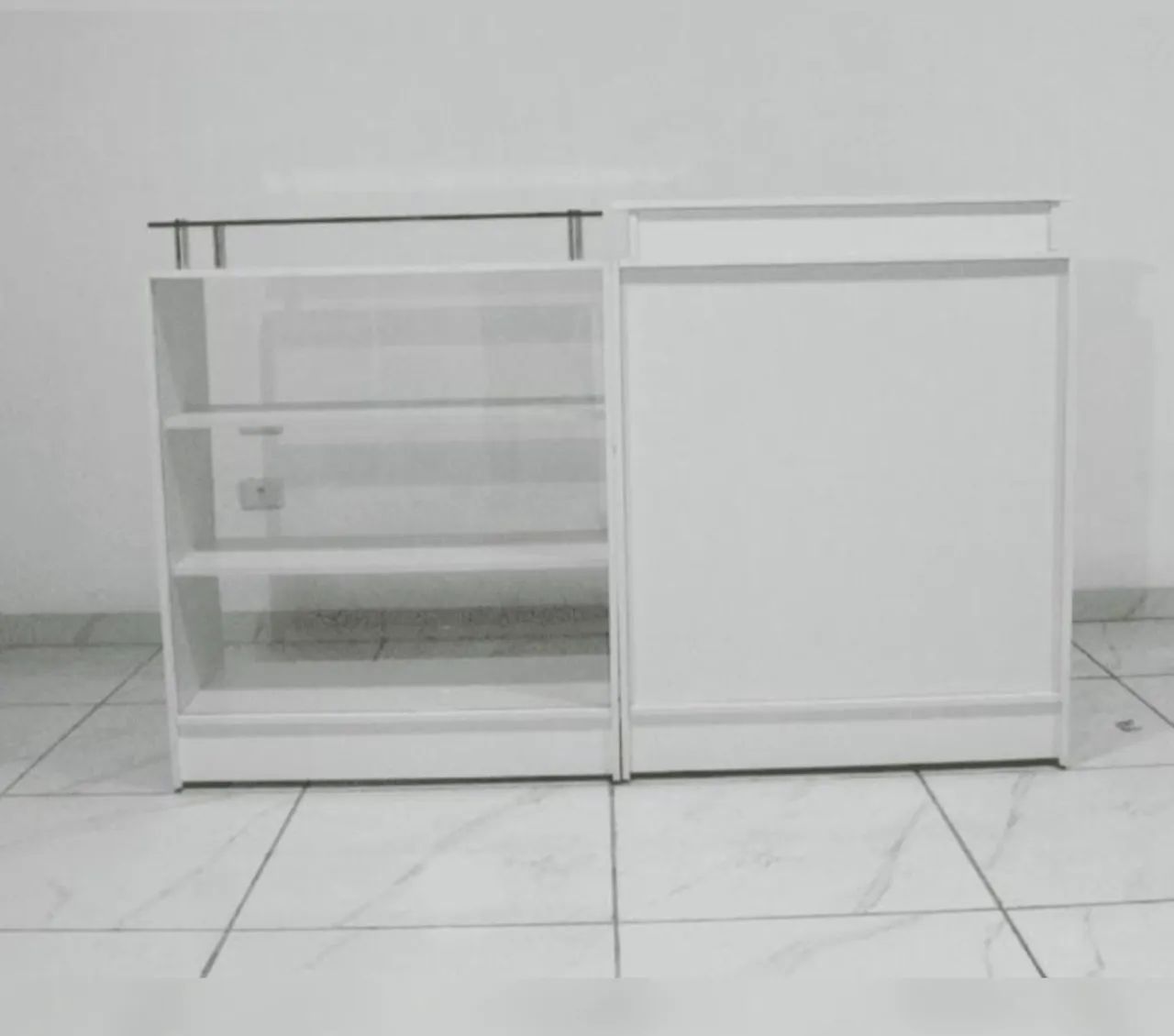 Balcão para loja com vitrine e caixa 