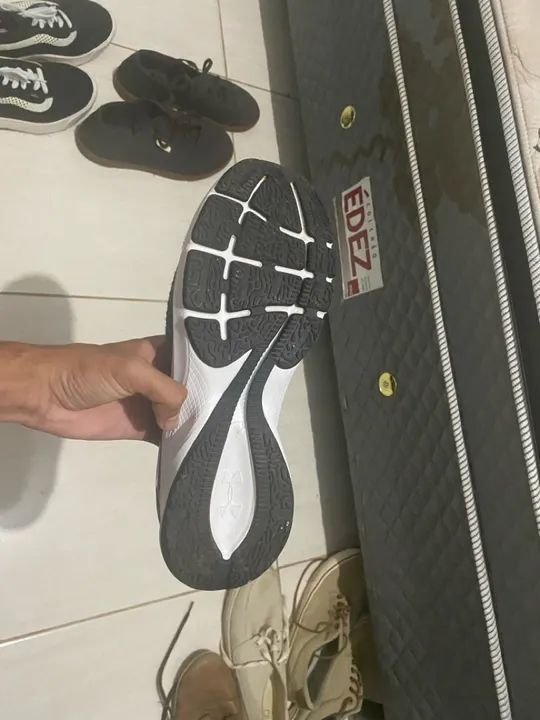 Tênis Under Armour Charged - Preto - Foto 6