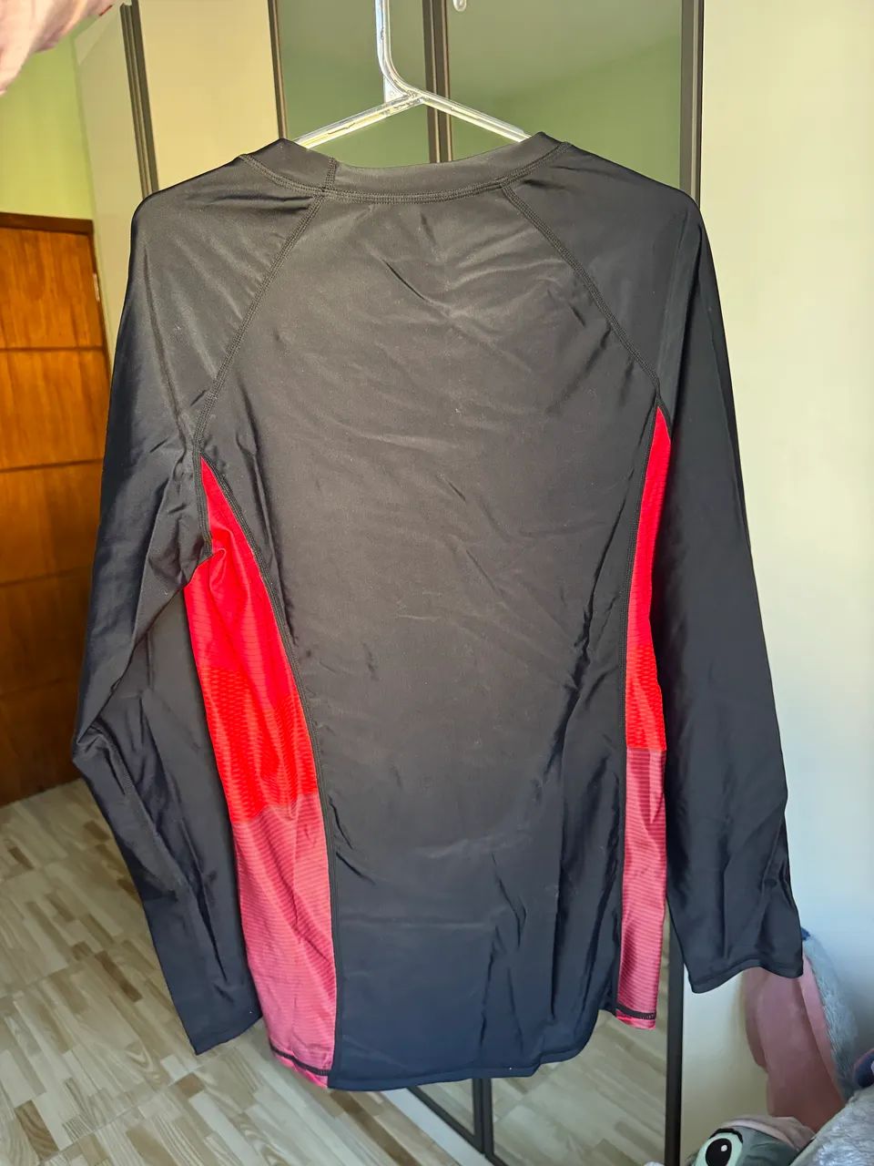 camiseta proteção uv manga longa preta e vermelha - Foto 2