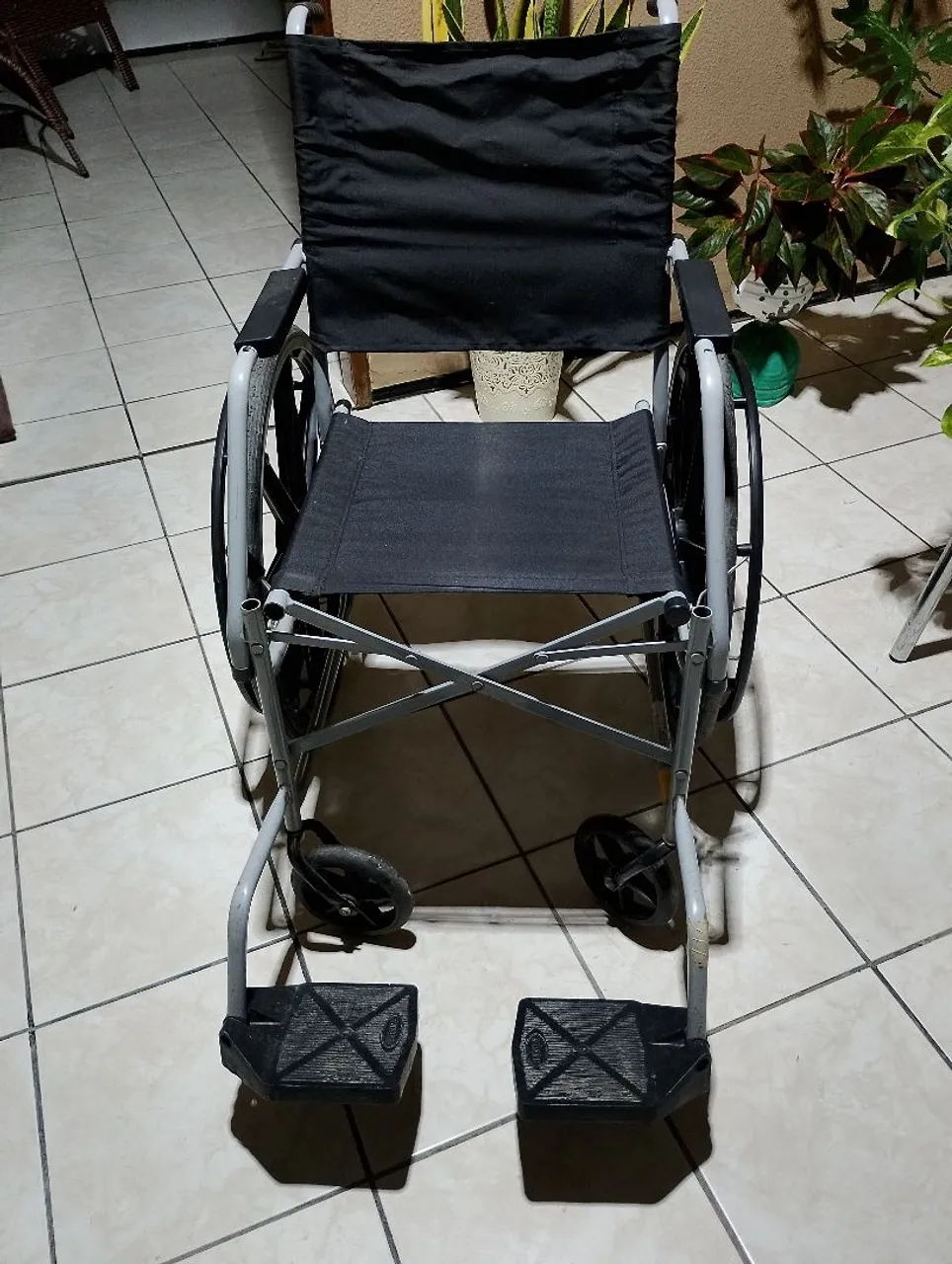 Cadeira de roda semi-nova