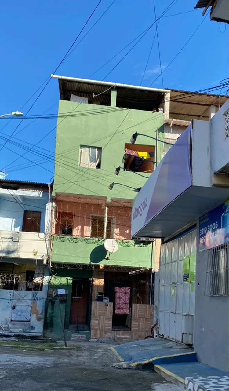 Três casas à venda