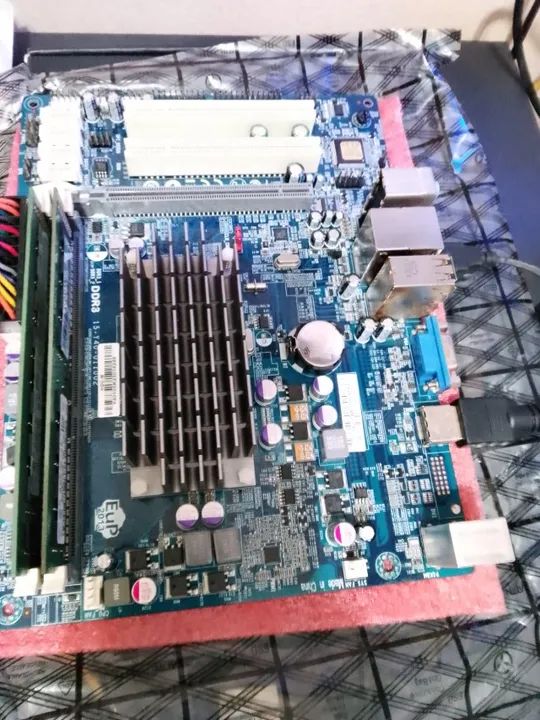Motherboard ITX  HDC-M ecs c/4gb de memoria - Foto 3