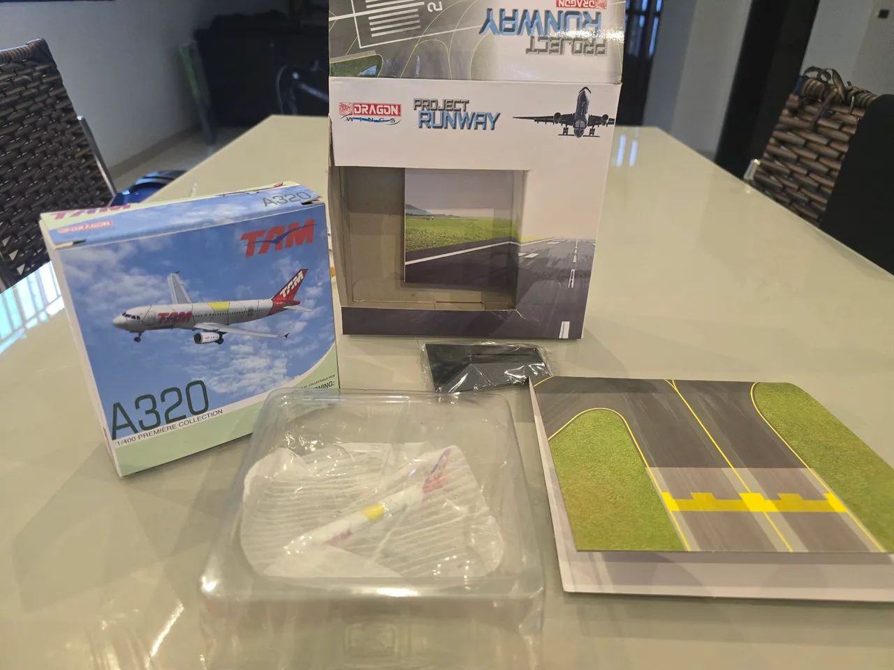 Miniatura de avião TAM com cenário de aeroporto - Foto 4
