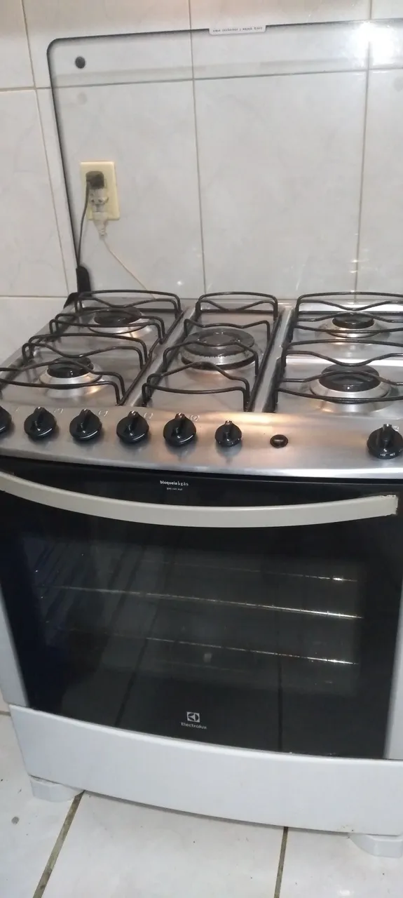 Fogão Electrolux com 5 bocas
