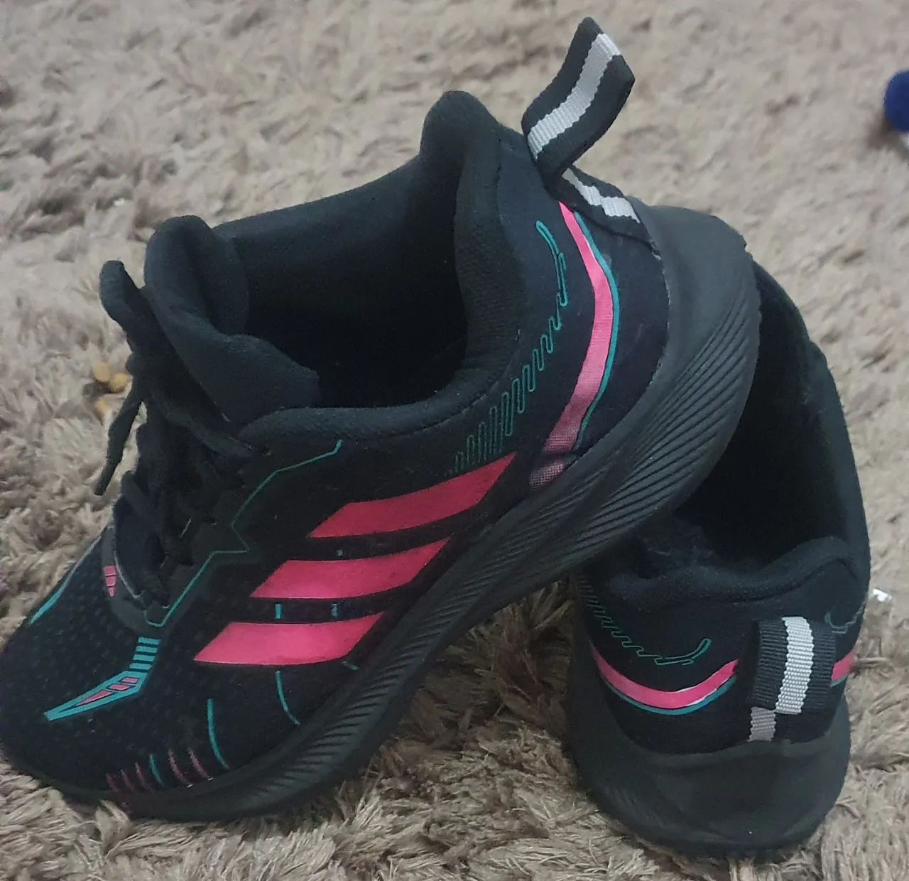 Tênis Adidas Preto com Detalhes Rosa e Verde - Foto 4