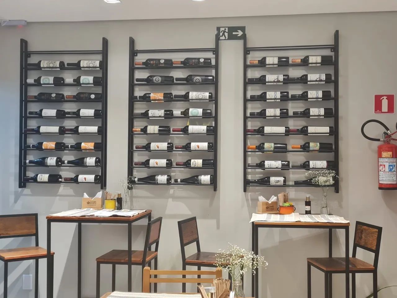 Adega de parede em ferro cada modulo 300.00 reais