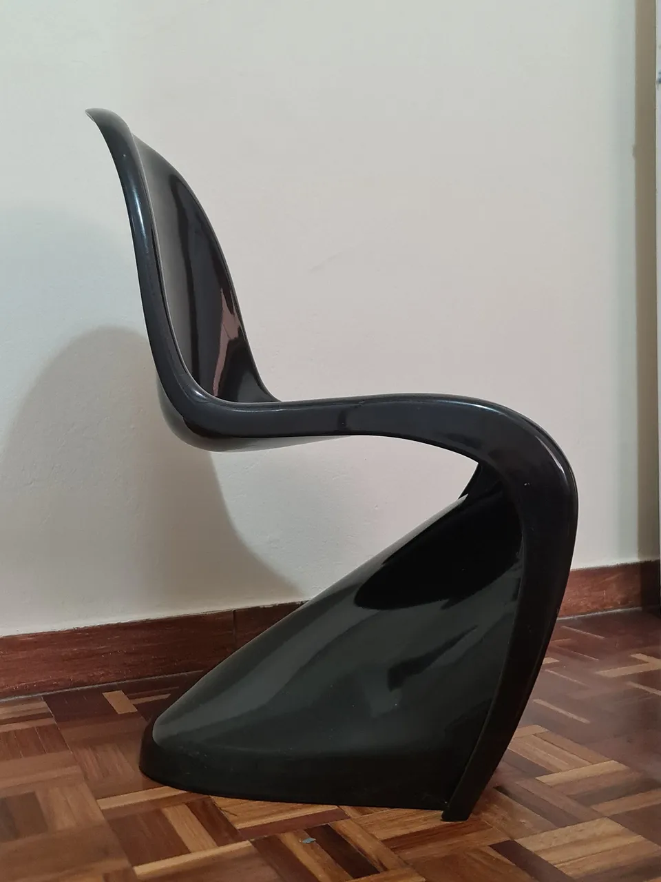 Cadeira Design Escultural Preta - Conforto e Estilo