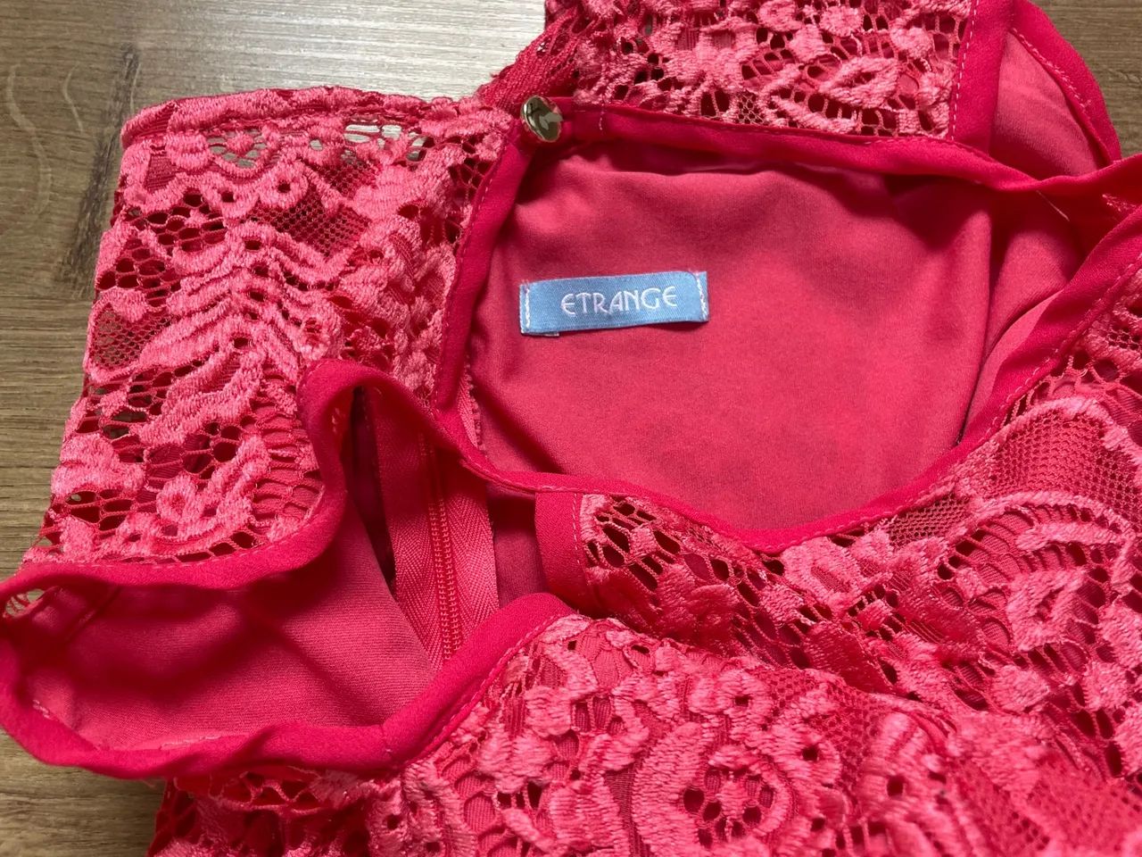 Vestido festa P / PP curto todo em renda  cor cereja / coral, da marca Etrange - Foto 4